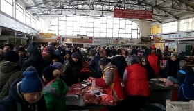 Стовпотворіння на Колгоспному ринку та ціни на продукти до святкового столу