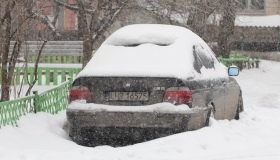Автомобілі на узбіччях заважають комунальникам. Мамай просить прибрати