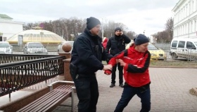 П'яна мати покинула коляску з дитиною та спробувала побити поліціянтів. ВІДЕО