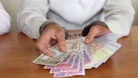 Прокуратура та поліція спіймали лікаря МСЕК на хабарі