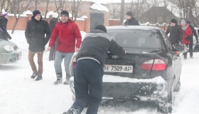 Комунальники припинили прибирати автошляхи. Поновлять роботу лише о 20:00