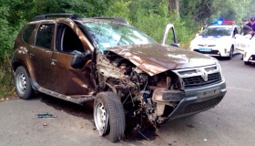 У Полтаві ранкове ДТП: водія іномарки зупинило дерево