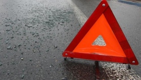 Вночі у Полтаві автівка протаранила електроопору