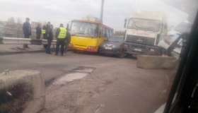 На мосту на Половках легковик затисло між автобусом і вантажівкою