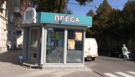 Газетний кіоск заважає полтавській поліції. ВІДЕО