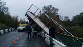 На Зіньківщині фура звалилася в річку