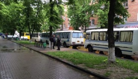 Готуючись до візиту Президента, у Полтаві під дощем кладуть свіжий асфальт