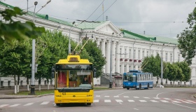 У поминальні дні Полтавою курсуватимуть додаткові автобуси і тролейбуси