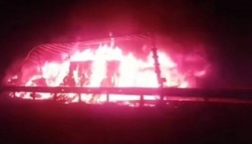 На Полтавщині рекламний щит упав на вантажівку, яка миттєво спалахнула. ВІДЕО