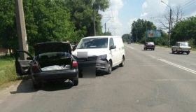 Мікроавтобус врізався в легковик: полтавець потрапив до лікарні