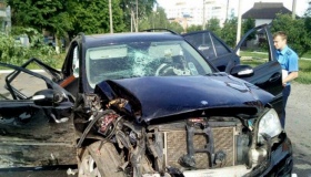 У Миргороді "Мерседес" врізався в дерево