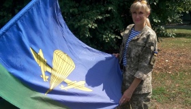 Полтавці в голубих беретах та смугастих тільниках відзначили День ПДВ. ФОТО