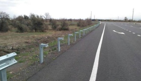 Невідомі масово розкрадають металеву огорожу на трасі Дніпро-Решетилівка