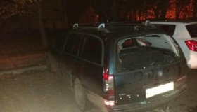 На очах поліціянтів у Кременчуці невідомі пошкодили кілька автомобілів