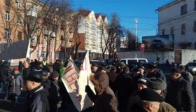 Пенсіонери-силовики перекрили рух транспорту у Полтаві