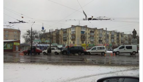У центрі Полтави автівки утворили затори