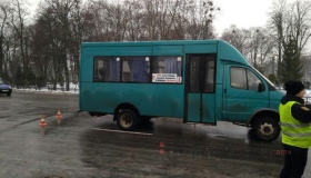 Полтавка на ходу випала з маршрутки