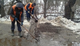 Дорожники "пускають воду" з проїжджої частини доріг