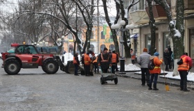 Десятеро на купу: як полтавські комунальники чистять сніг. ФОТО