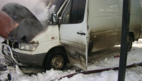 У Гадячі  посеред вулиці спалахнув мікроавтобус