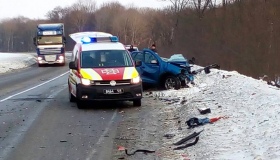 Рятувальники витягли водія з понівеченого внаслідок ДТП автомобіля