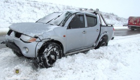 Авто злетіло в кювет: жінка з дитиною в лікарні