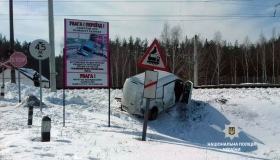 Під Полтавою мікроавтобус врізався в пасажирський потяг. ФОТО