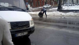 Під час руху у полтавської маршрутки відвалилося колесо