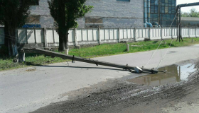 На вулиці Рибчанській електроопора впала на дорогу