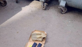 У сміттєбаках Полтави знайшли запчастини до автомата та майже сотню патронів