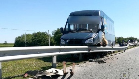Під Полтавою маршрутка протаранила відбійник