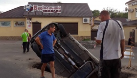 У Полтаві під землю провалилась автівка