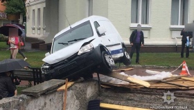 У центрі Полтави автівка вилетіла з дороги і вбила молодого чоловіка