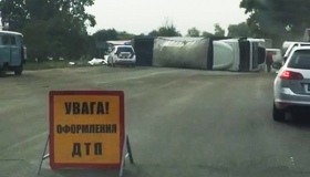 На Полтавщині перекинулась фура. Рух транспорту було тимчасово перекрито