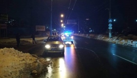 Таксист у Кременчуці наїхав на жінку з дитиною