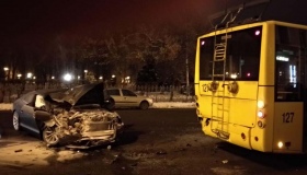У центрі Полтави іномарка в'їхала в тролейбус