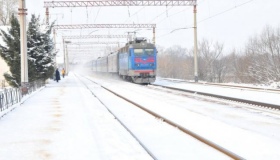 Запускають додаткові потяги, щоби вирішити транспортну проблему