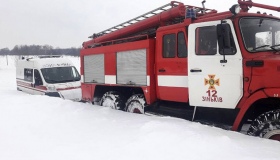 За добу рятувальники витягли із заметів 18 машин, у тому числі - швидку допомогу