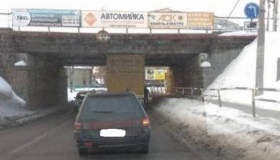 У Кременчуці вантажівка застрягла під мостом. ФОТО