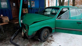 Нетверезий водій врізався в зупинку громадського транспорту