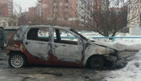 Невідомі вандали у Полтаві вночі спалили шість автівок