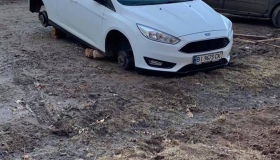 Під Полтавою вночі познімали колеса з чотирьох автівок