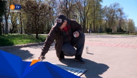 На місці трагічної ДТП у центрі Полтави з'явились саморобні застережні написи. ВІДЕО