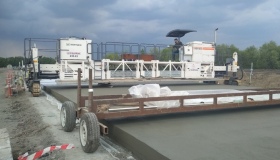 На оновленій автотрасі укладають 26-сантиметровий шар бетону