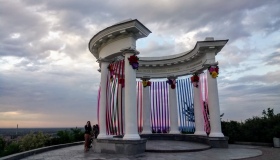 Білу Альтанку увінчав яскравий вінок із квітів