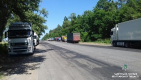 Вантажівкам заборонили рух у спеку