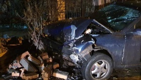 У Кременчуці п'яний водій в'їхав у паркан будівлі депутата
