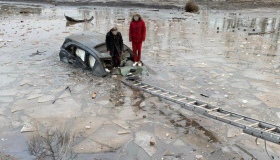 П'яний водій та його пасажири опинилися у водоймі. ФОТО
