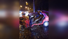 У Полтаві ВАЗ в'їхав в електроопору: водій у лікарні