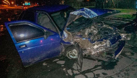ДТП: авто врізалося у зупинку громадського транспорту